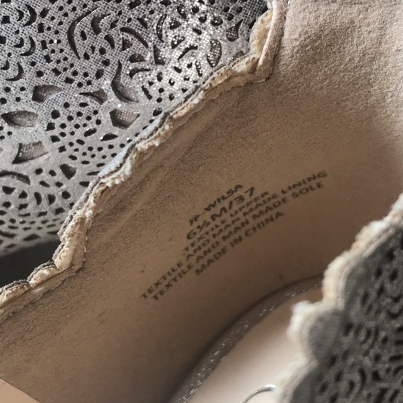 Jessica Simpson Silver Scalloped Heels Size 6.5M - Picture 2 of 4